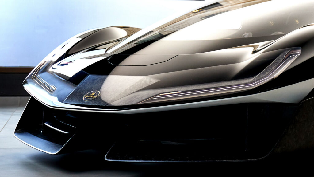 Автовиробник, який відмовився від бензинових двигунів, створює найпотужніший з них