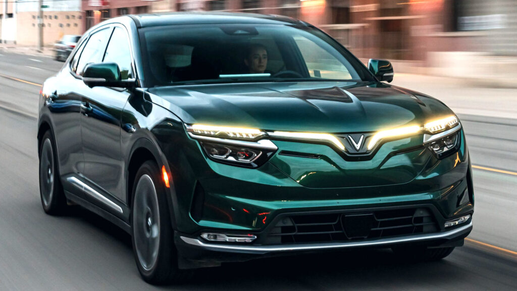 Власники подають позов на VinFast через те, що зарядка VF 8 займає майже добу