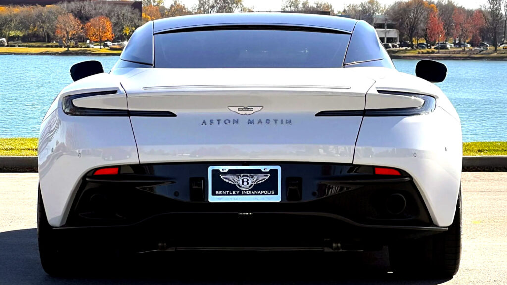 Майже нова Aston Martin DB12 втратила вартість, якої вистачило б на новий BMW M5