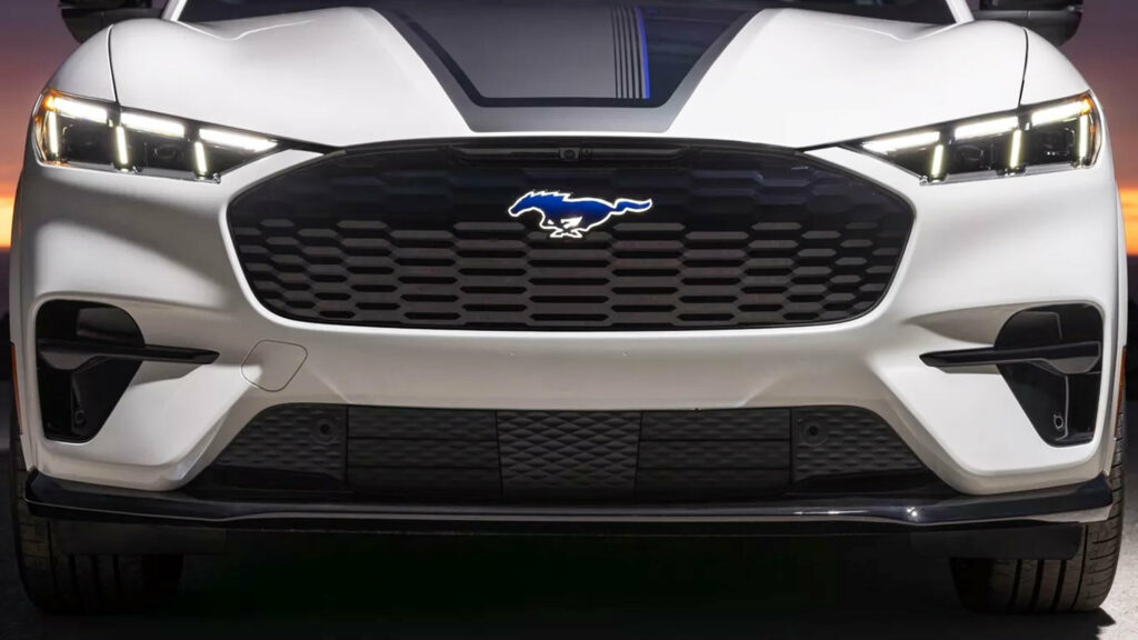 Чоловік проник до державних установ з люком каналізації, щоб викрасти автомобіль Mustang