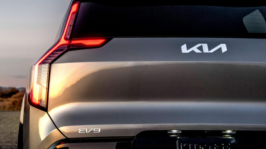 Запуск електричного позашляховика Kia EV9 GT відклали на невизначений термін
