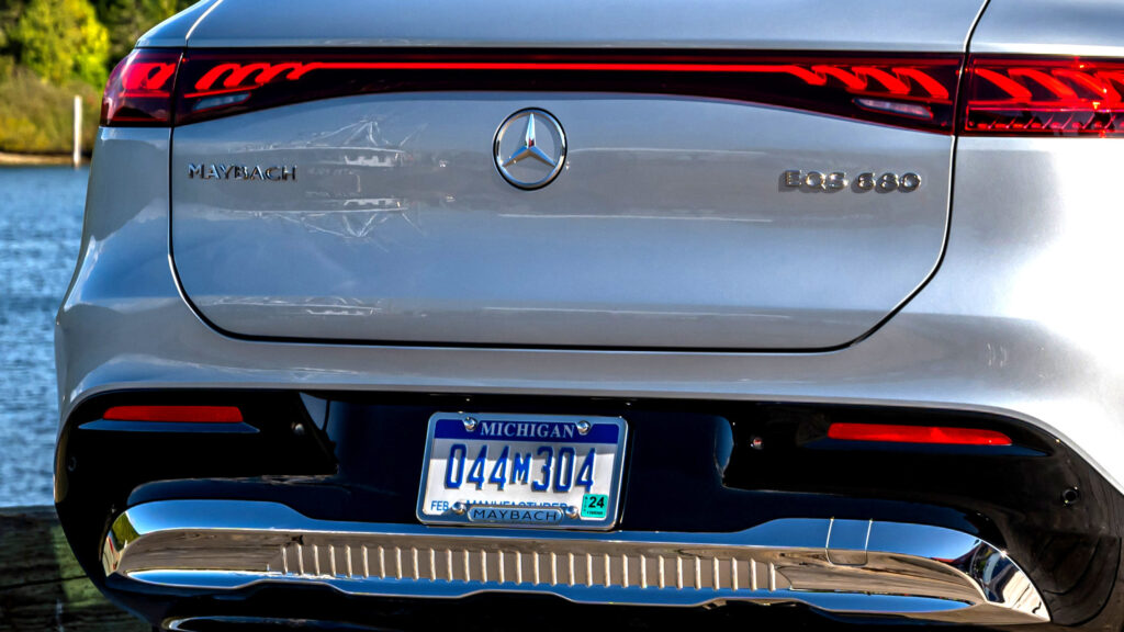 Mercedes знижує ціни на 50 тисяч доларів через надлишок електромобілів на складах