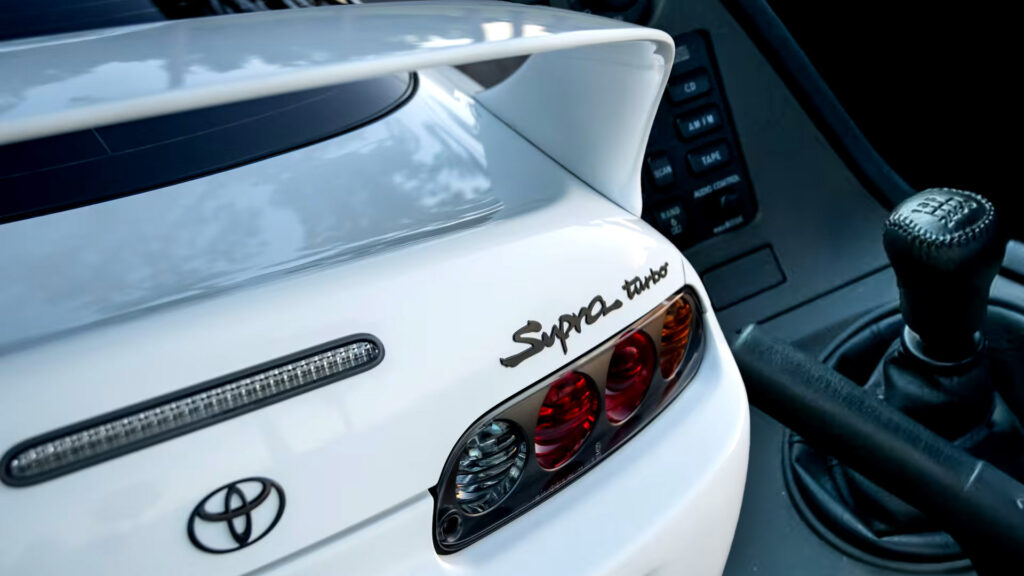 Цей турбований Toyota Supra 1998 року виглядає так, ніби його щойно пригнали з заводу