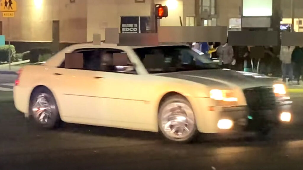 Поліція розшукує автомобілі під час вуличних переворотів, а святкування «Доджерс» виходить з-під контролю