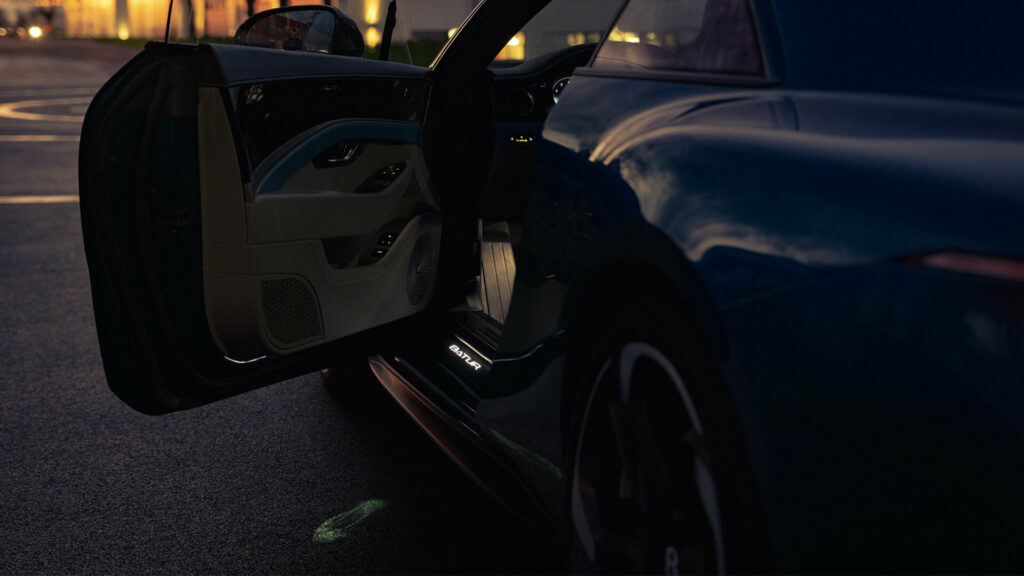 Bentley перетворює двері автомобіля на світлові шоу тривалістю 11 секунд