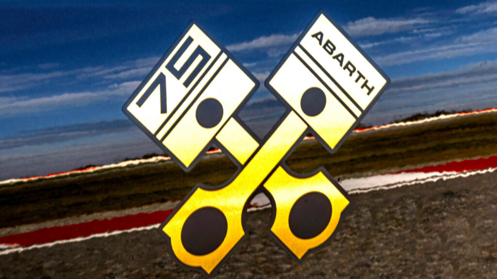 Електричні Abarth мають настільки низькі продажі, що Stellantis може повернути бензинові двигуни