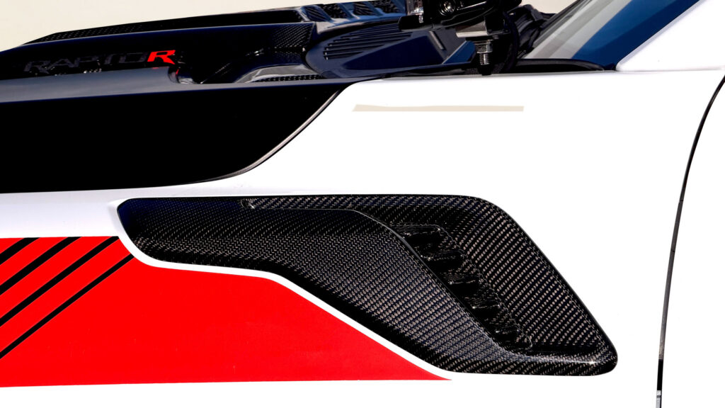 Єдина річ, на яку полює 900-сильний Ford Raptor R, — це здоровий глузд