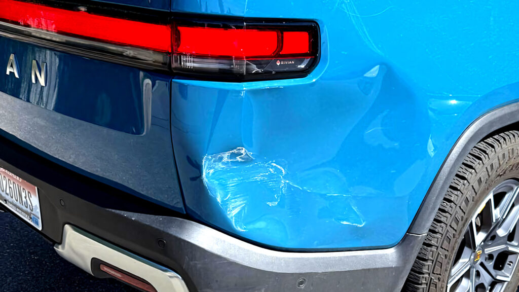 Страхова компанія запропонувала 1700 доларів за пошкодження R1T, а Rivian оцінив ремонт у величезну суму
