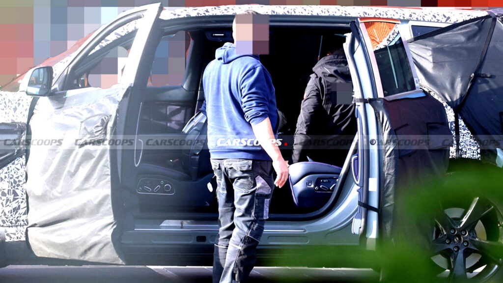 Новий Genesis GV90 відкриває свої вражаючі двері, нагадуючи Rolls-Royce