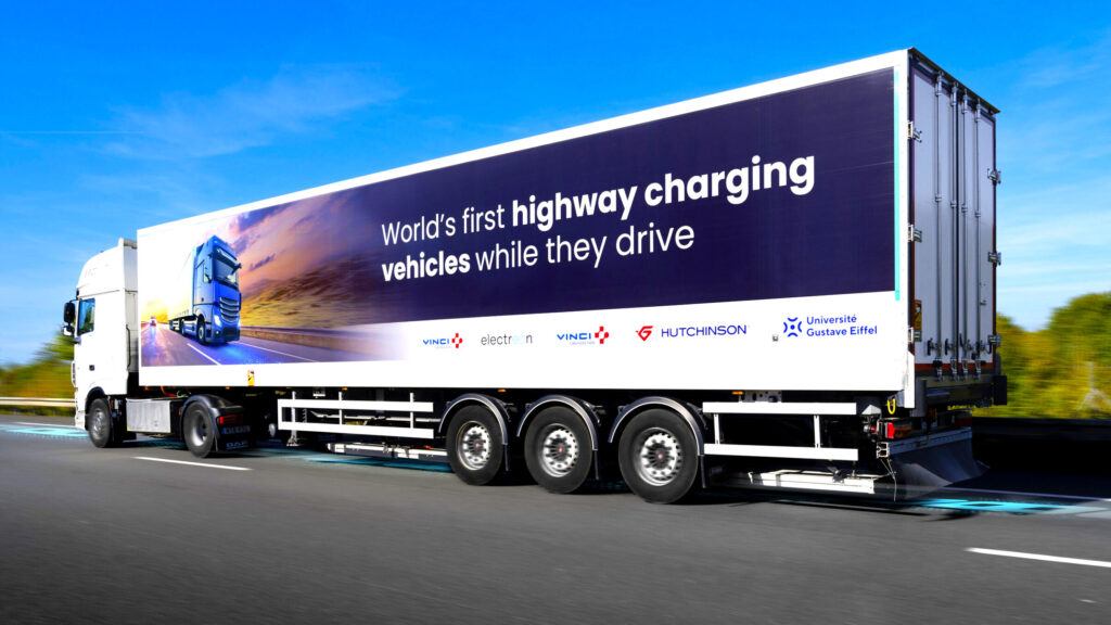 Ця траса бездротово заряджає електромобілі зі швидкістю станцій Tesla під час руху