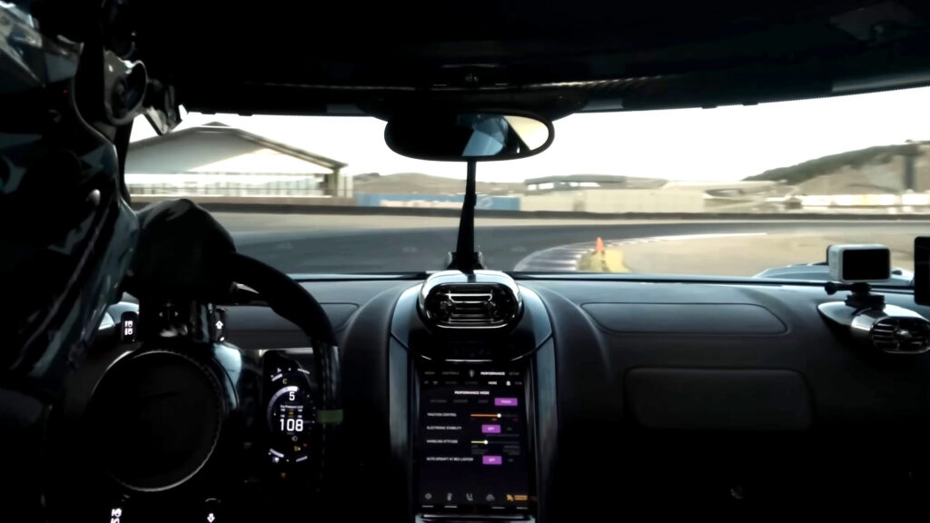 Цей рекордний гіперкар навмисно уповільнили, але він все одно переміг