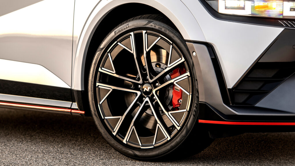 Hyundai Ioniq 5 N збоку