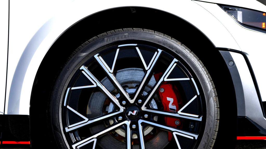 Ви можете замінити гальма Ioniq, але лише з спеціальним інструментом Hyundai за $6000 або обхідним рішенням за $2000