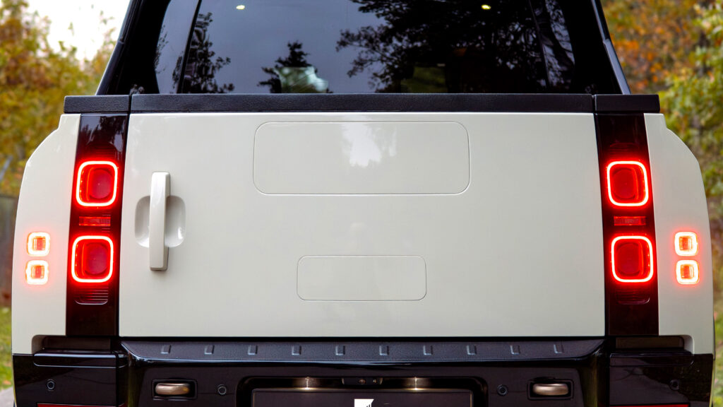 Перший у світі пікап Defender має серйозний недолік