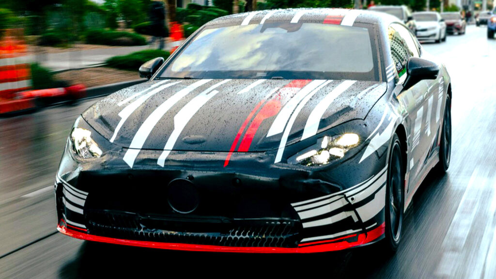 Новий гіперседан Mercedes-AMG майже повністю скинув камуфляж на Гран-прі Лас-Вегаса