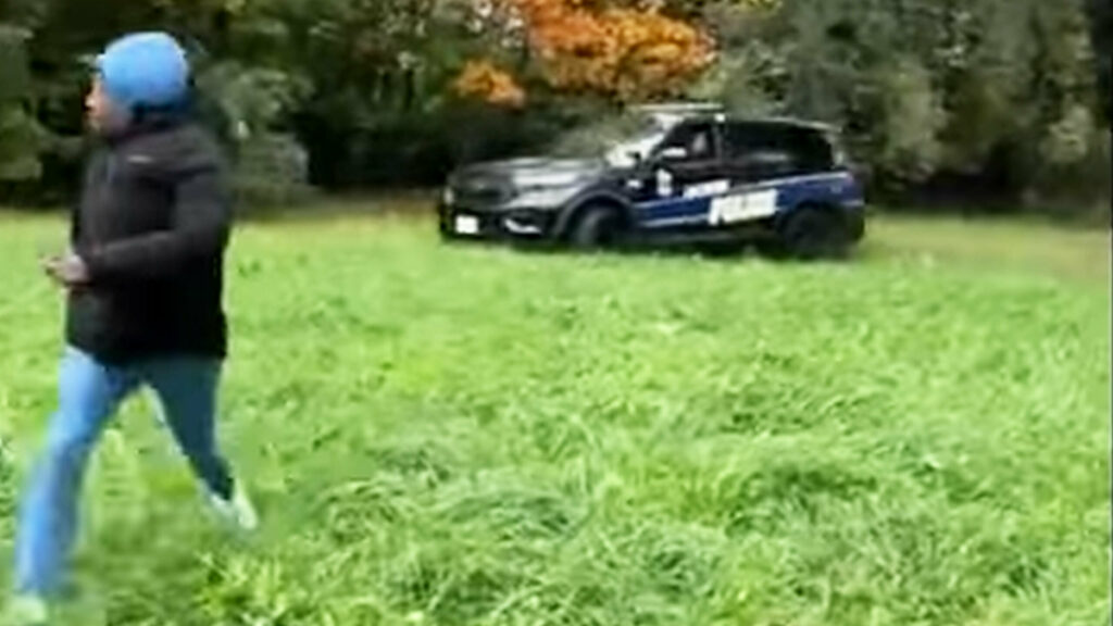 Поліцейського зафіксували на відео під час спроби збити чоловіка автомобілем