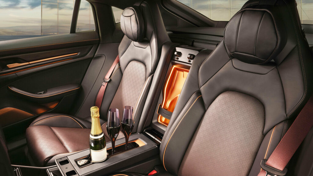 Цей Porsche Panamera Turbo здатний транспортувати сигари та шампанське