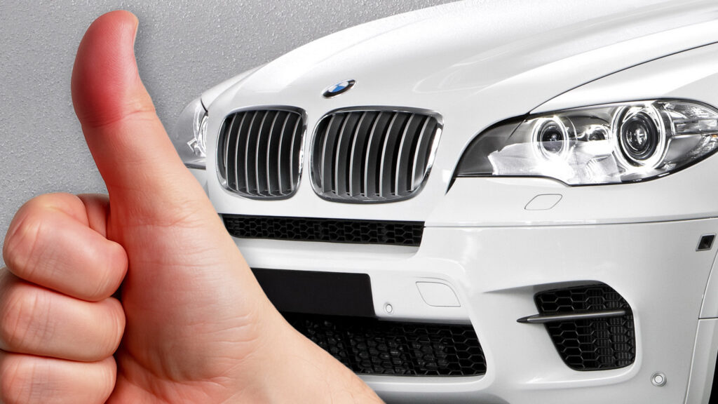 Чоловік отримав майже два мільйони доларів за те, що прищемив палець у двері BMW