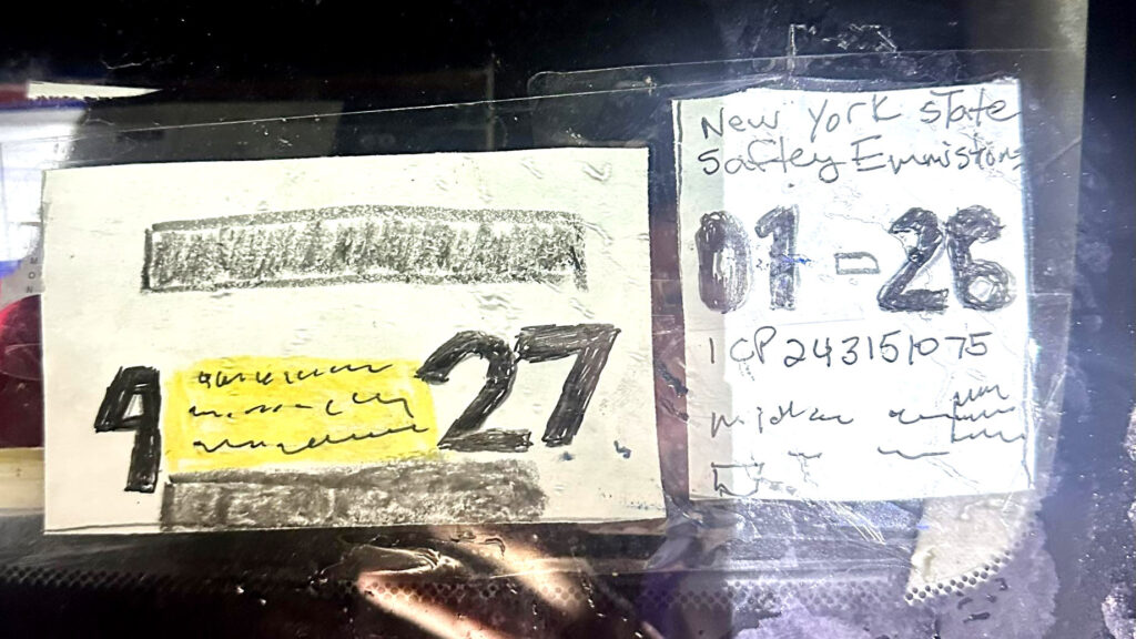 Водій у Нью-Йорку намагався підробити документи в МВС за допомогою фломастерів та крейди