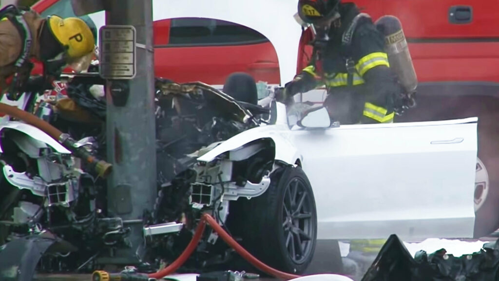 Тесла знову у суді через двері, що не відчинилися під час пожежі автомобіля