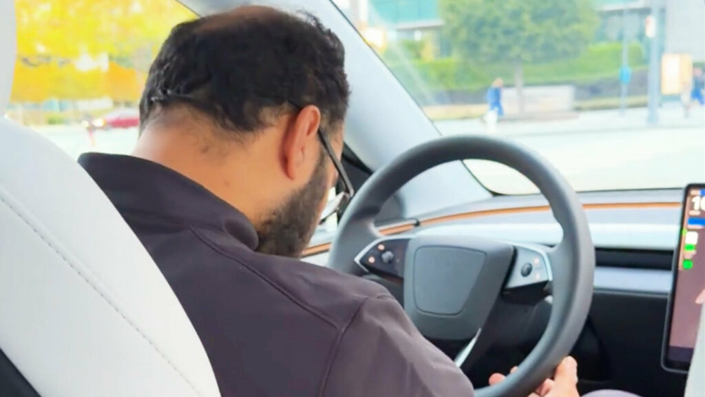 Водій Tesla Robotaxi спійманий сплячим за кермом, що доводить: людина залишається найслабшою ланкою