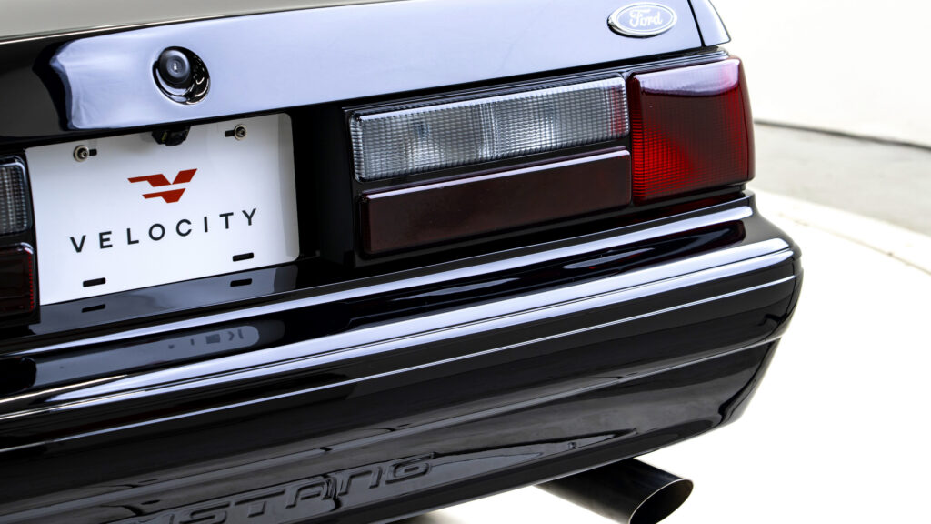 Цей Fox Body Mustang б’є сильніше, ніж твоя улюблена мікстейп-касета з 90-х