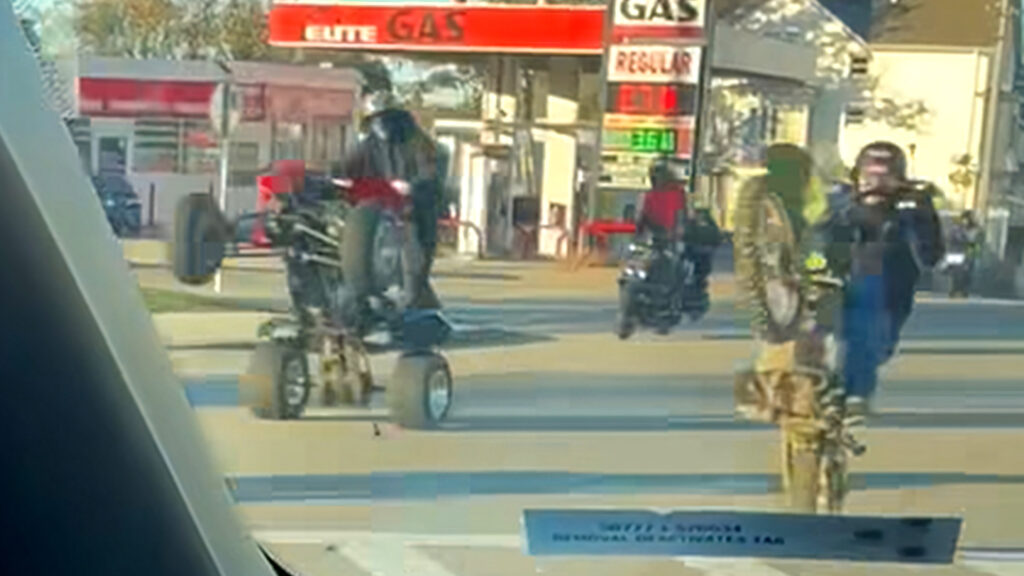 Правоохоронці припинили стихійне блокування вулиці після того, як майже сотня мотоциклістів заповнила місто