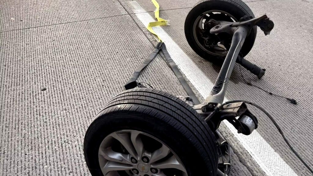 Поліцейський пристрій відриває задній міст Chevrolet під час божевільної погоні