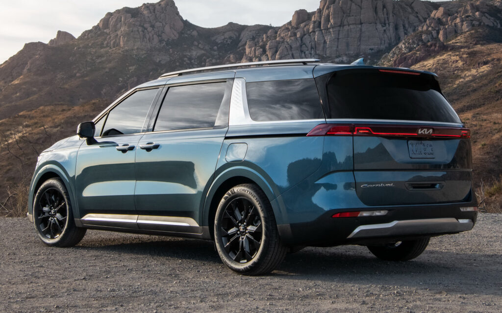 Kia Carnival Side View