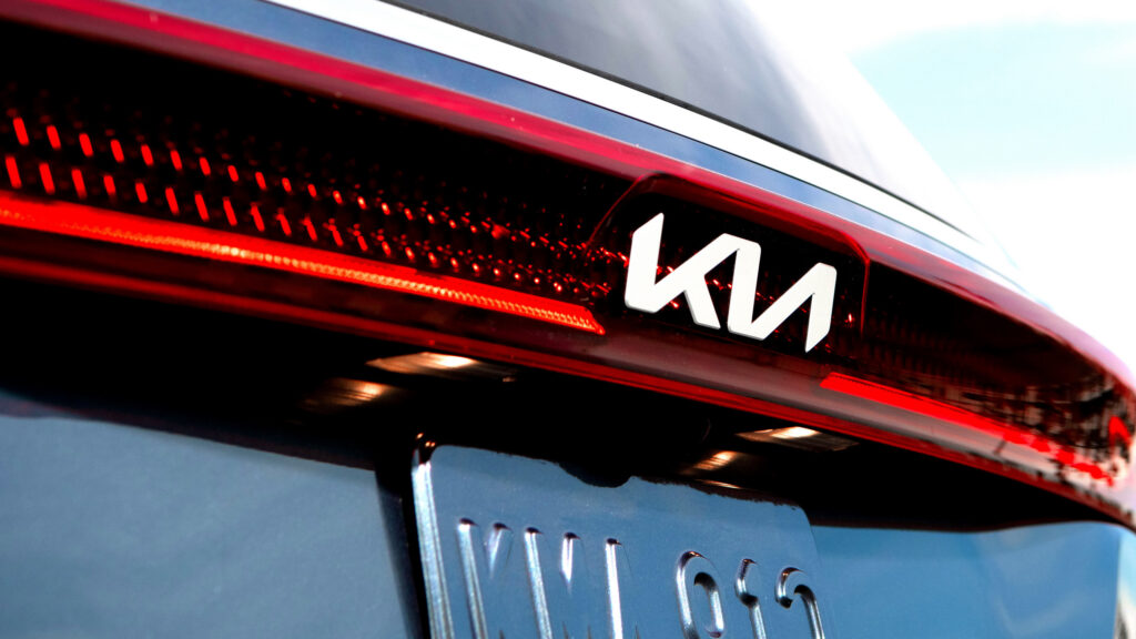 Власники Carnival вважають розсувні двері небезпечними, але Kia зазначає, що поки що постраждалих немає