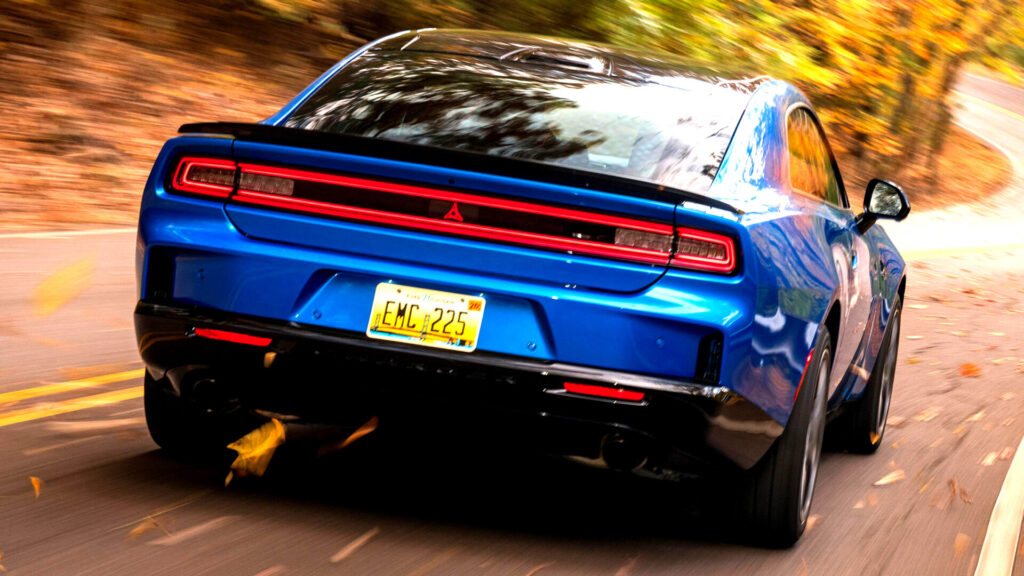 Dodge починає приймати замовлення на нову модель Charger R/T, яка коштує на 10 тисяч доларів дорожче за попередню версію з двигуном Hemi
