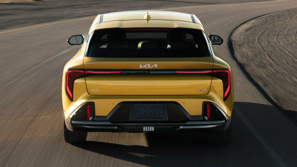 Kia K4 Hatchback збоку