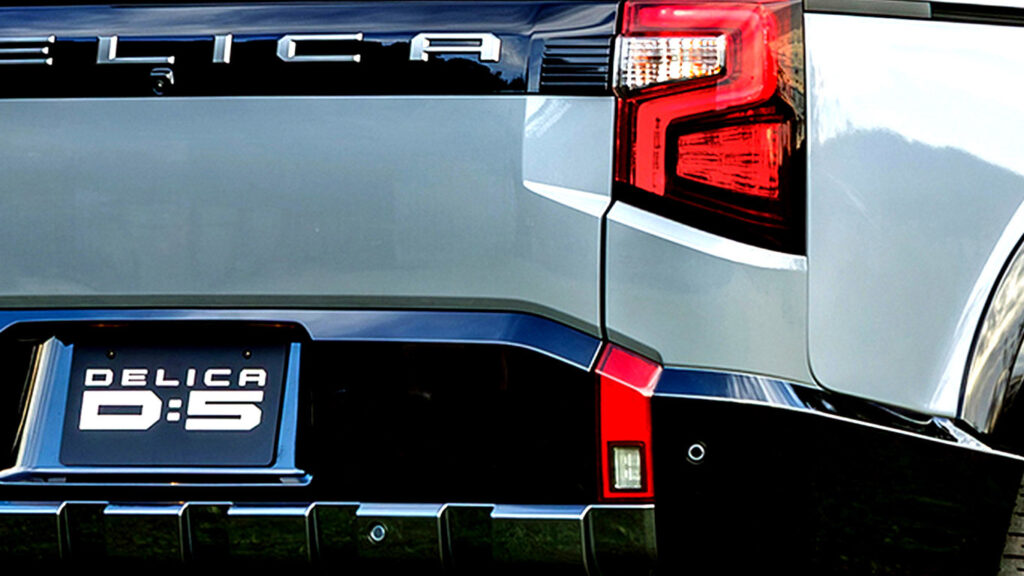 Цей незвичайний позашляховик-мінівен продовжує оновлювати зовнішність вже майже 19 років і залишається в дефіциті