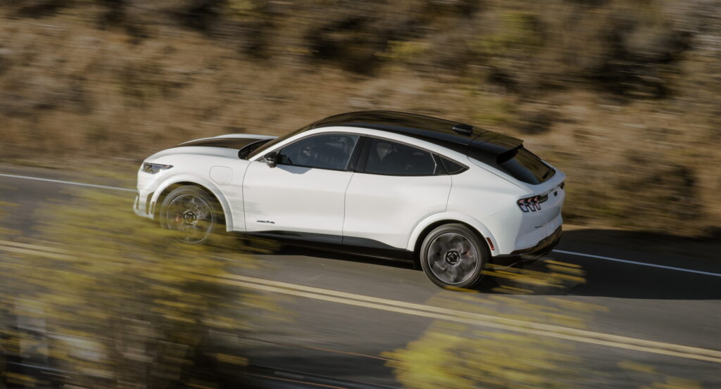 Дилерські центри повідомляють, що Ford компенсував лише $600 за ремонт електромобілів, який коштував майже в 40 разів більше