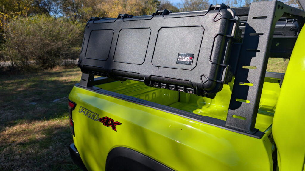 Nissan Frontier на фоні