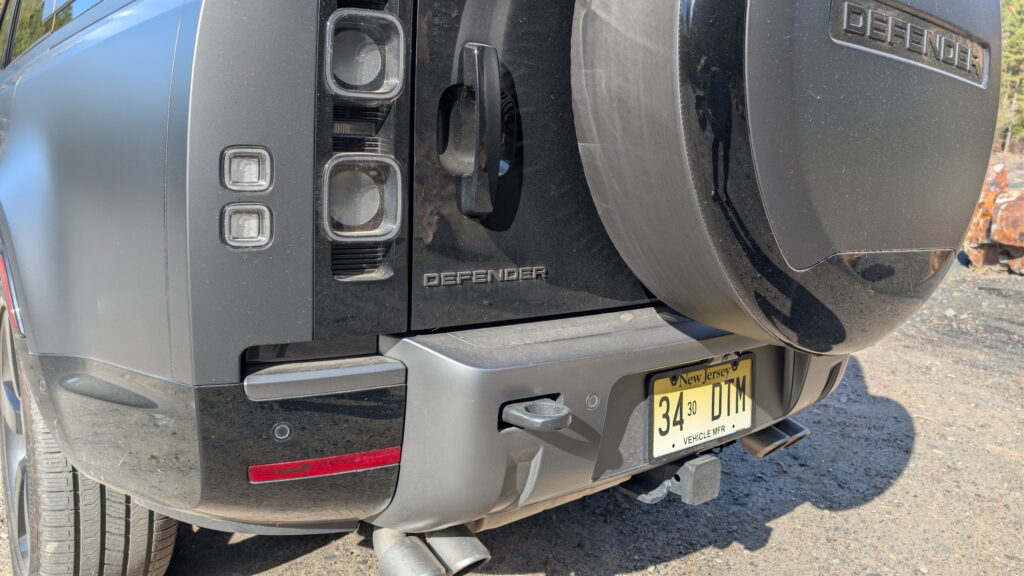 Land Rover Defender 130 V8 в кадрі