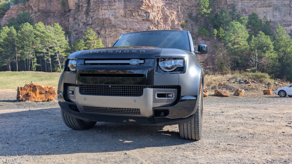 Land Rover Defender 130 V8 на дорозі