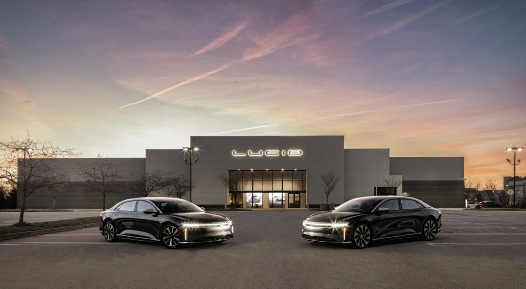 Розкішний автомобіль на дорозі