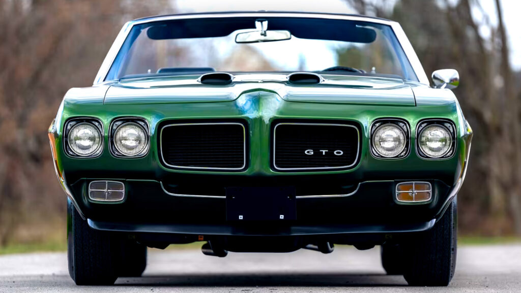 Лише двадцять чотири екземпляри Pontiac було виготовлено, і цей єдиний збережений з оригінальними номерами агрегатів