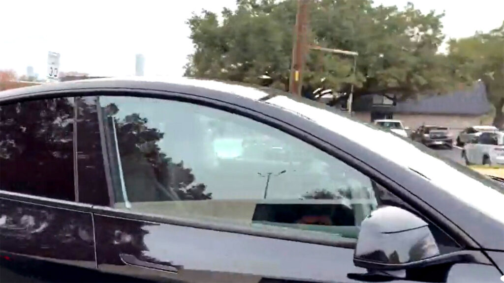 Акції Tesla зросли після появи відео з Model Y, що рухалася без водія