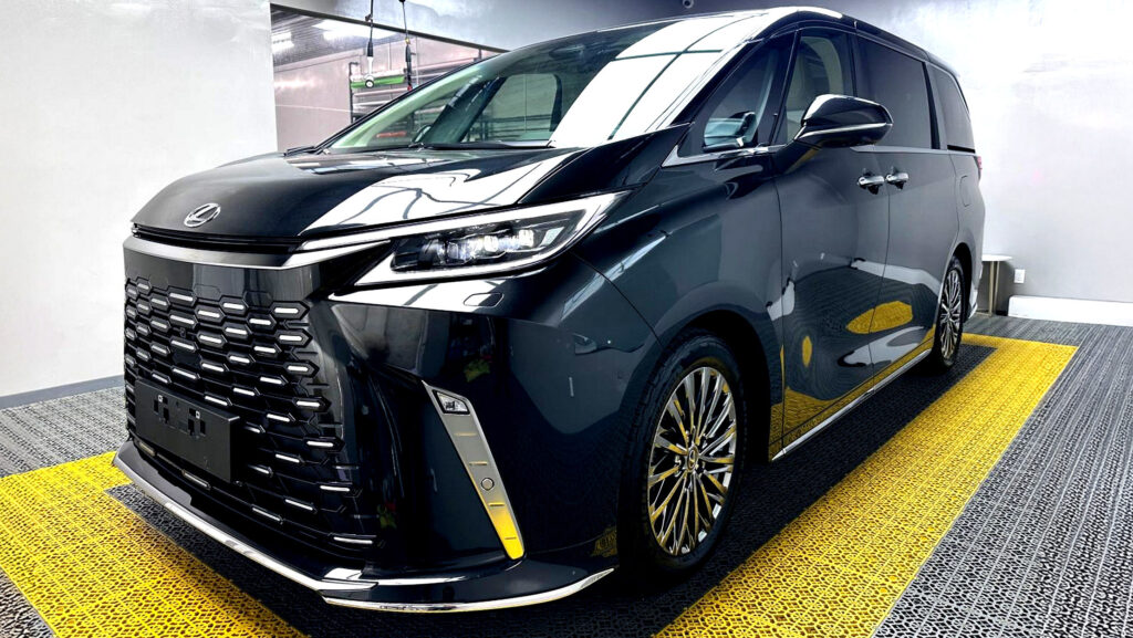 Як Lexus LM за 270 тисяч доларів потрапив до Каліфорнії з чистою історією Carfax?