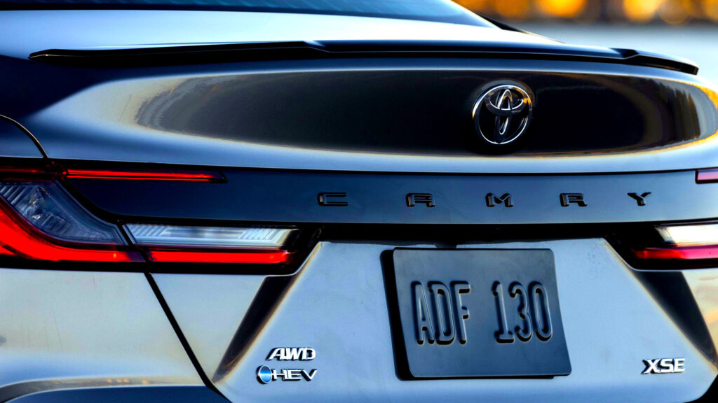 Одна крихітна гайка змусила Toyota повернути 55 тисяч гібридних автомобілів