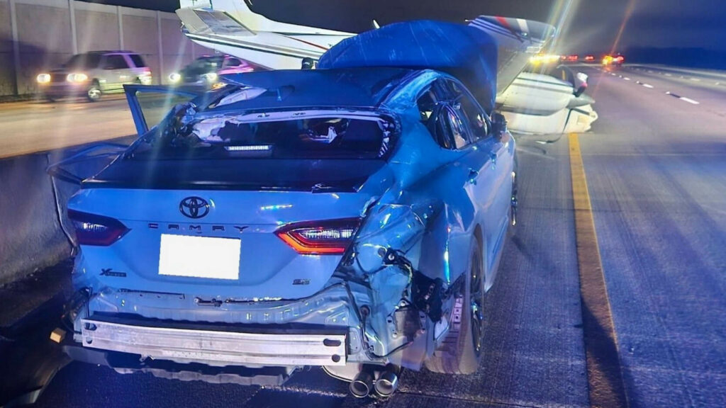 Вона їхала на своєму Камрі, коли літак приземлився на її дах