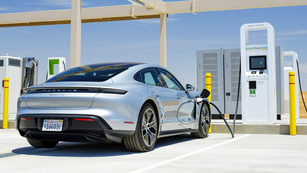 Шістнадцять штатів звинувачують адміністрацію Трампа у незаконному блокуванні коштів для електромобілів