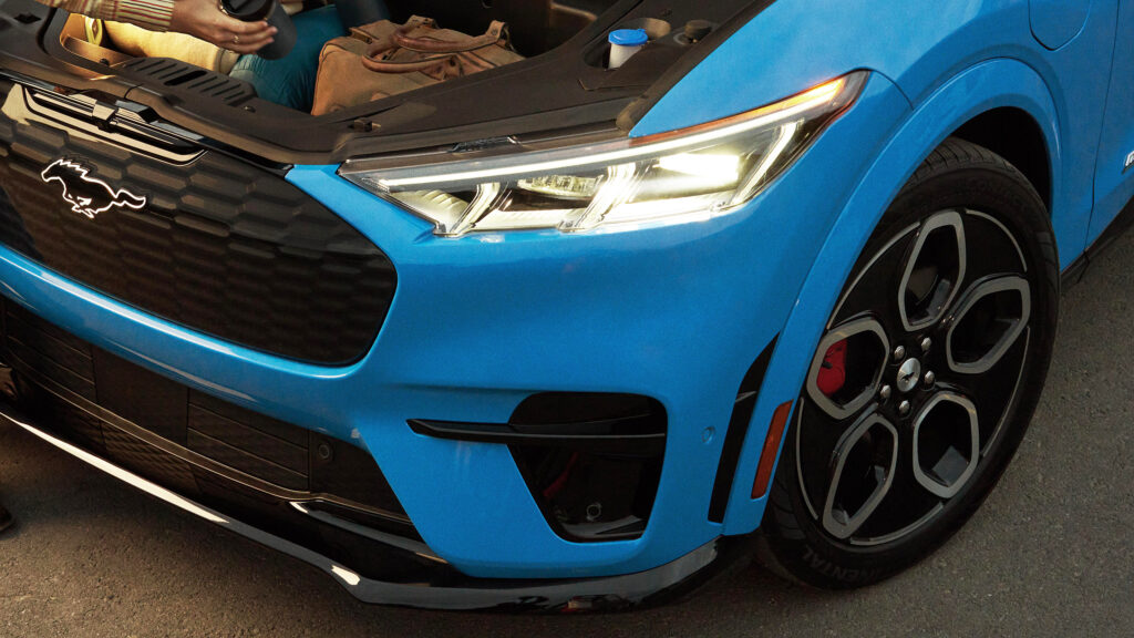 Власникам Mustang Mach-E потрібно вжити заходів, перш ніж настання темряви спричинить труднощі