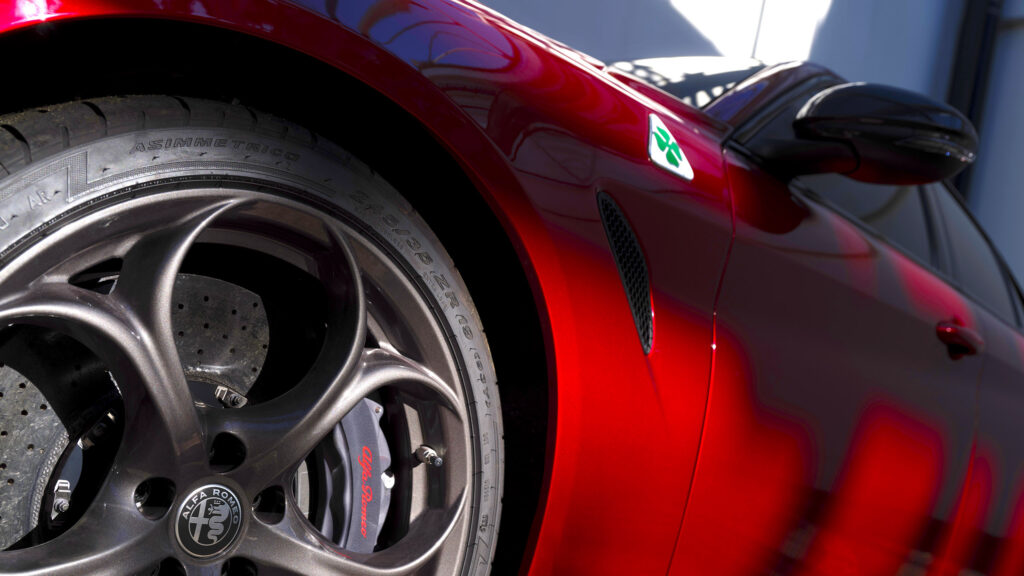 Нова колекція Quadrifoglio від Alfa Romeo заворожить яскравими червоними відтінками