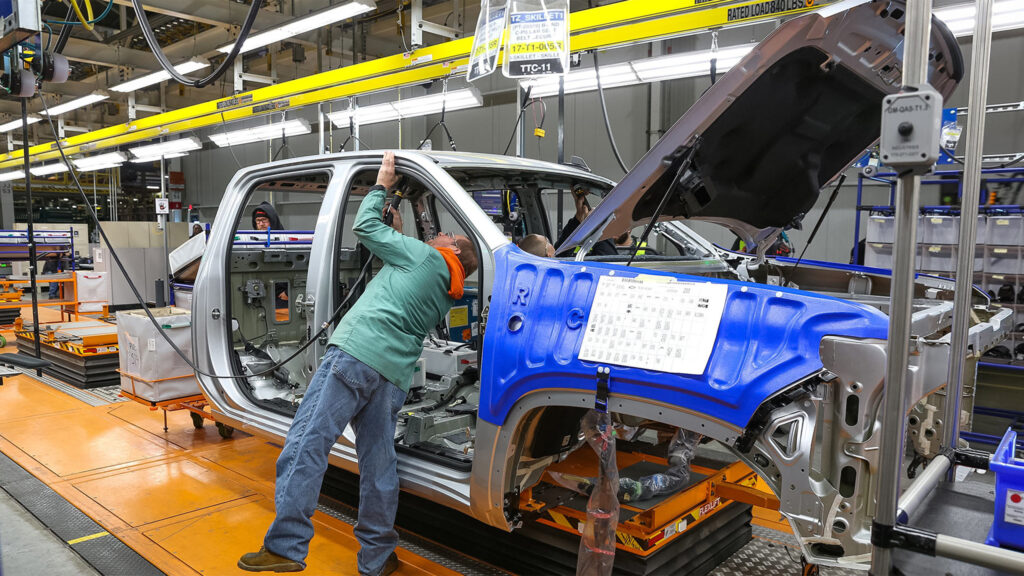 Чому General Motors тимчасово зупиняє роботу кількох своїх заводів на понад місяць