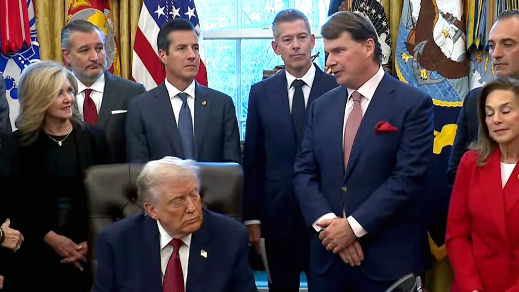 Голова Ford схвалює послаблення стандартів CAFE Трампом, заявляючи, що компанію змушували переходити на електромобілі