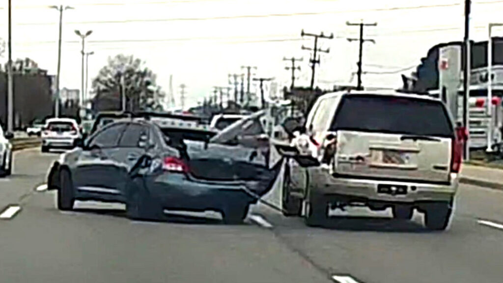 Він гнав на мотоциклі в автомобілі Toyota, де, за повідомленнями, були діти, а поліцейський їхав прямо позаду