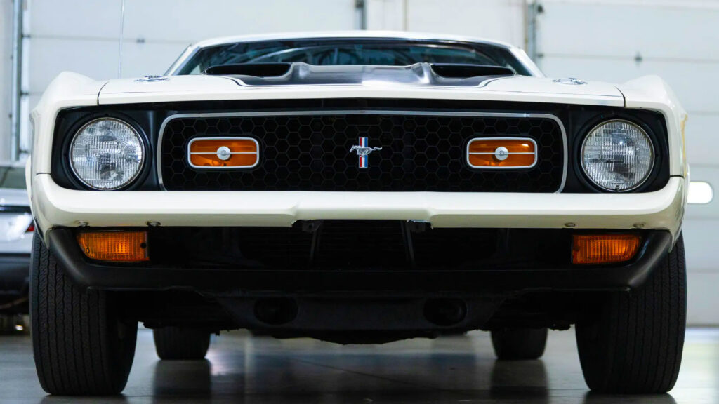Один власник за 49 років, лише 5 тисяч миль пробігу: Mustang Mach 1 у такому стані, що важко повірити